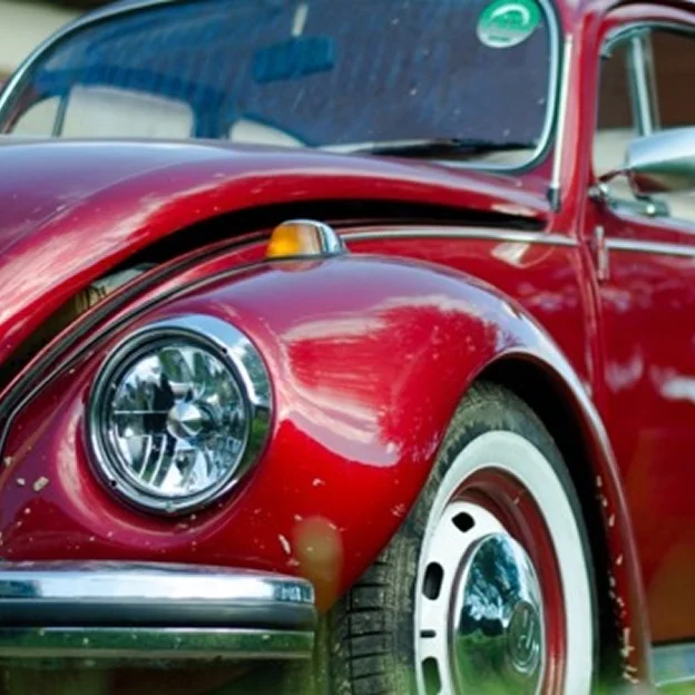 Une Volkswagen Coccinelle rouge brillante, face avant, avec des phares ronds chromés à Virazeil près de Marmande dans le Lot-et-Garonne 47
